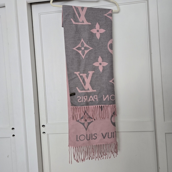 Louis Vuitton Reykjavik Scarf - Picture 7 of 9